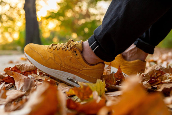 Nike Air Max One blé beige clair et marron on feet (5)