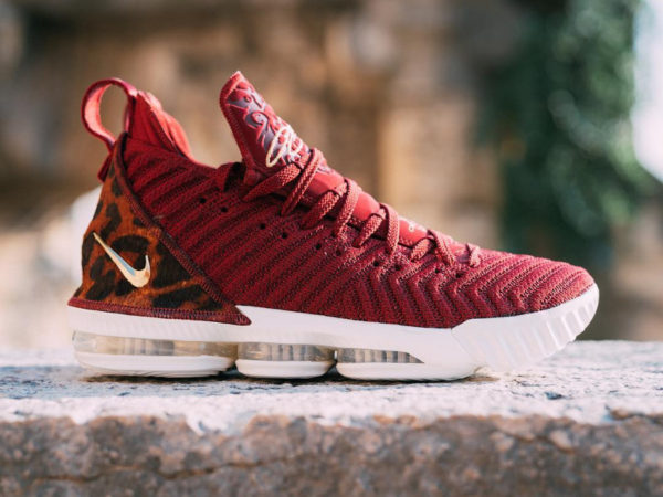 Lebron 16 cheap rouge et noir