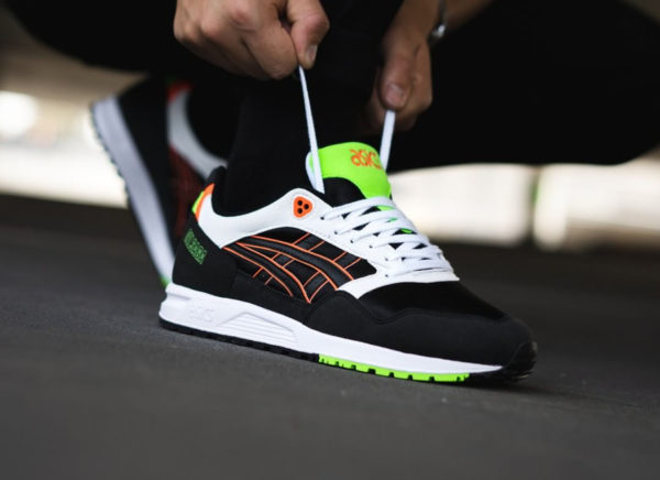 asics-gel-saga-noire-blanche-orange-et-fluo-on-feet-1193A071 002