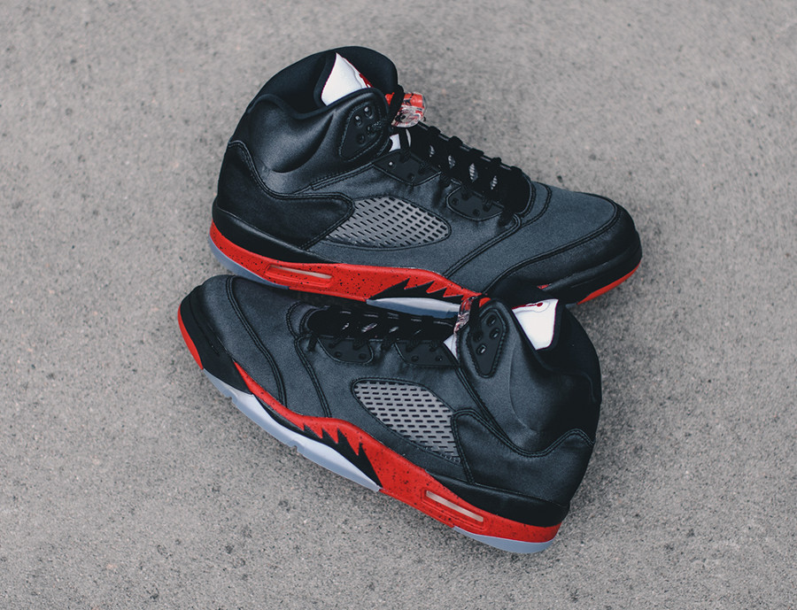 Air Jordan 5 en satin noir avec semelle rouge (1)