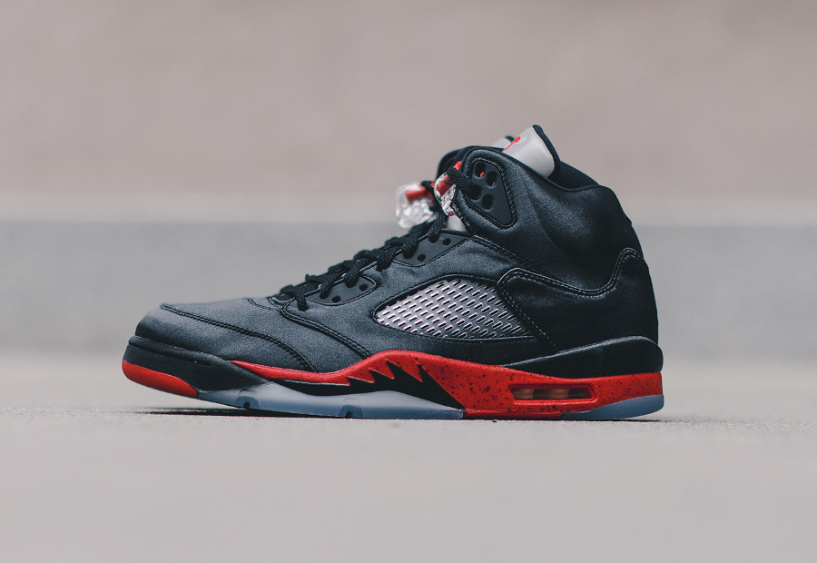 Jordan 5 noir online rouge