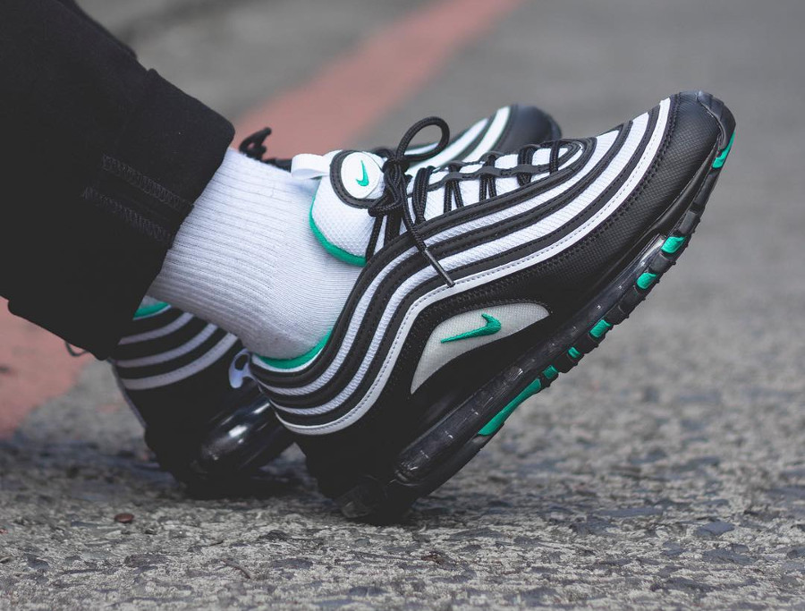 nike-air-max-97-homme-noire-blanche-vert-emeraude-clair-on-feet (2)