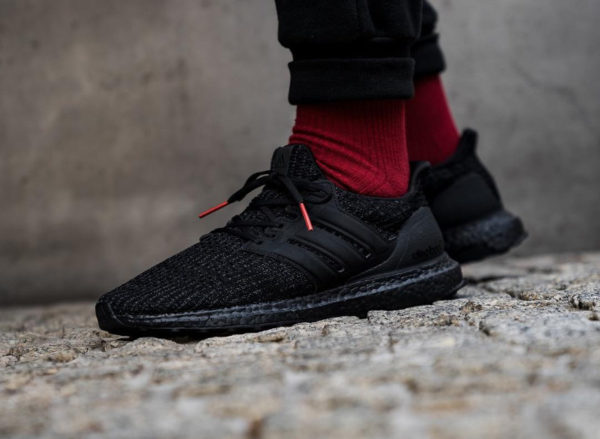 Adidas Ultra Boost 4.0 noire Core Black Active Red on feet