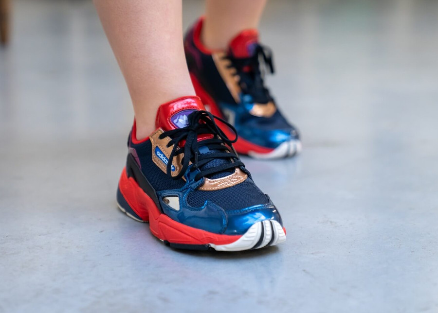 adidas falcon rouge et bleu