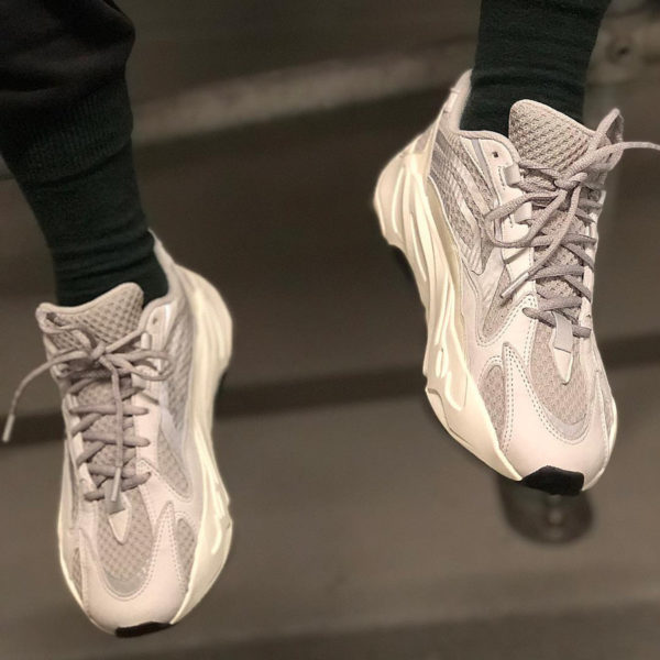 Adidas Yeezy Boost 700 V2 grise Static Reflective (2)