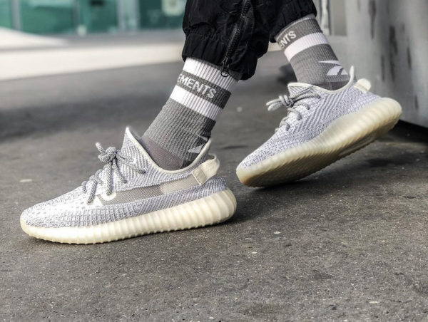 Kanye West x Adidas Yeezy Boost 350 V2 grise et réfléchissante (4)