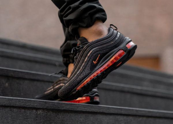 Nike Air Max 97 SE Reflective Safari noire et grise on feet