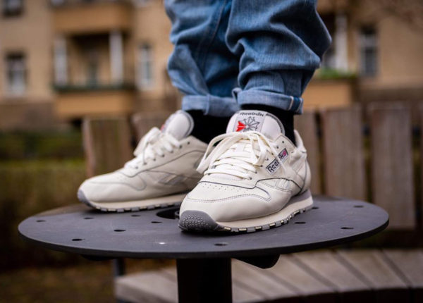 Reebok Classic CL Leather 1983 TV Beige Chalk on feet