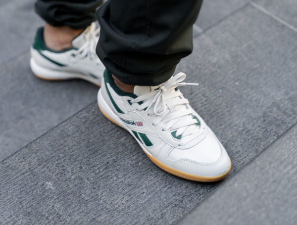 Reebok Unphased Pro beige et verte (gumsole) on feet  (2)
