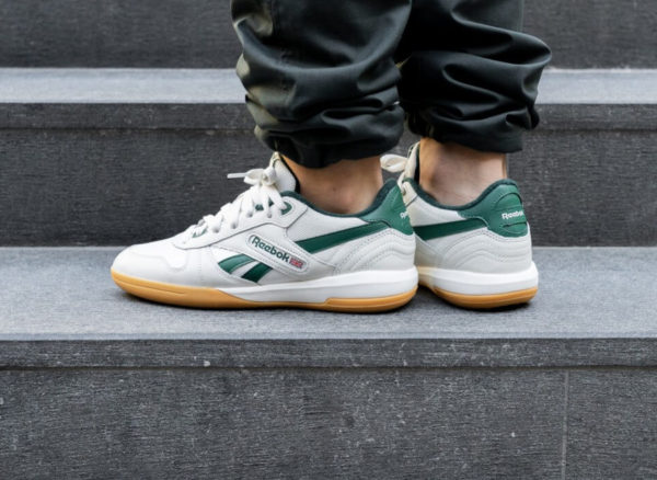 Reebok Unphased Pro beige et verte (gumsole) on feet  (3)