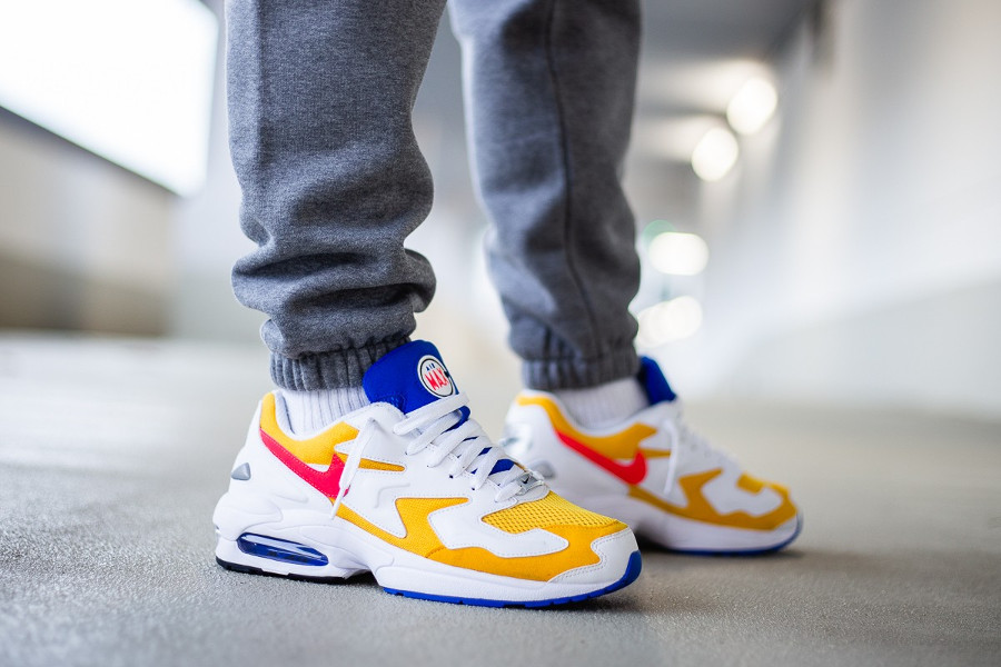 Avis Nike Air Max2 Light 2019 University Gold Flash Crimson