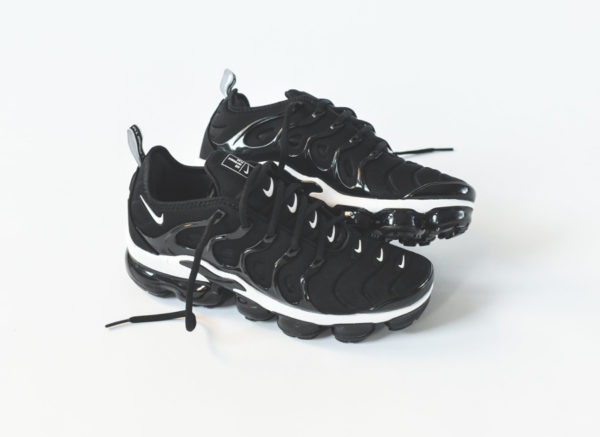 Nike Air Vapormax Plus noire avec plusieurs swoosh blancs  (1)