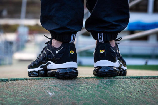 Nike Air Vapormax Plus noire avec plusieurs swoosh blancs  (4)