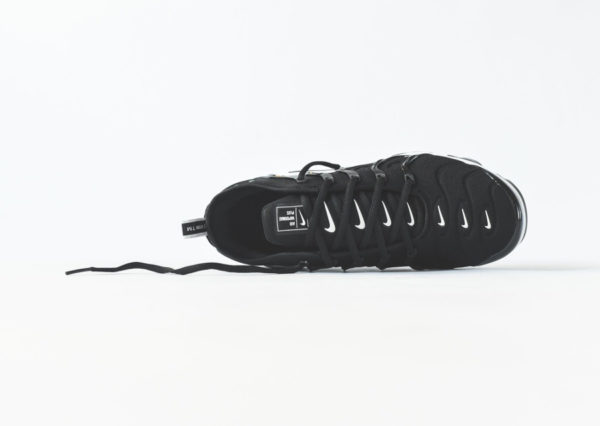 Nike Air Vapormax Plus noire avec plusieurs swoosh blancs  (5)