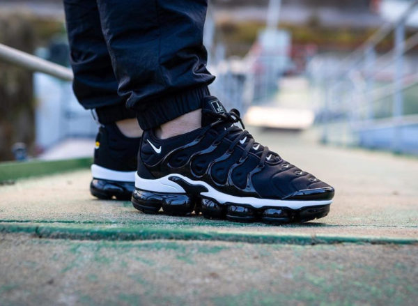 Nike Air Vapormax Plus noire avec plusieurs swoosh blancs  (6)