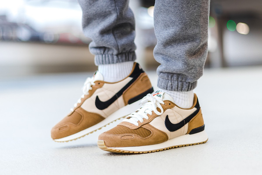 nike air vortex golden beige