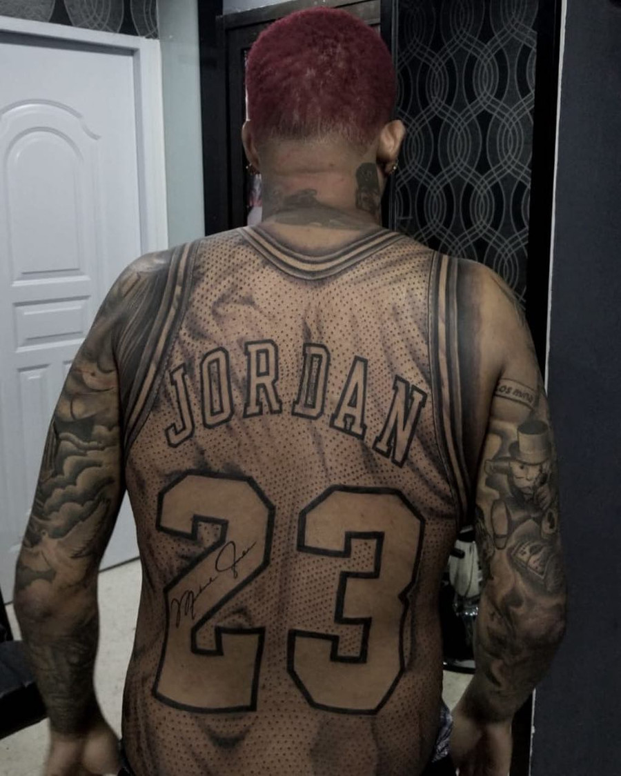 Tatouage Michael Jordan numéro 23 kon3vigaS