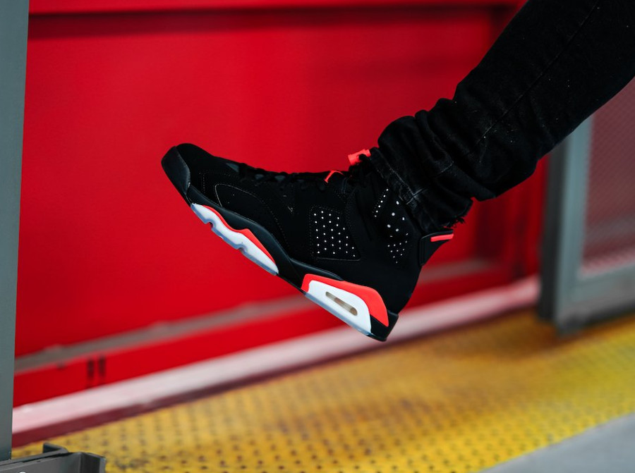 Air Jordan VI Black Infrared Retro 2019 on feet (4)