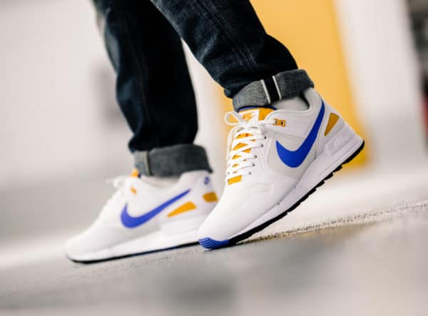 Nike Air Pegasus 1989 blanche bleue et jaune on feet 2 600x443