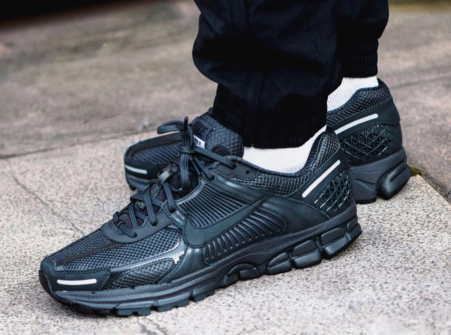 nike vomero 5 black