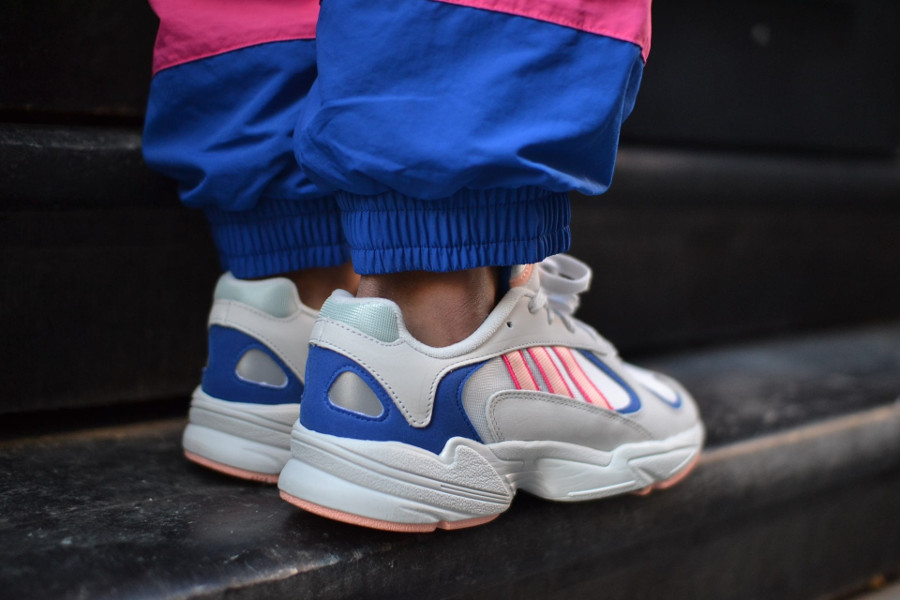 Adidas falcon blanche et bleu 2025
