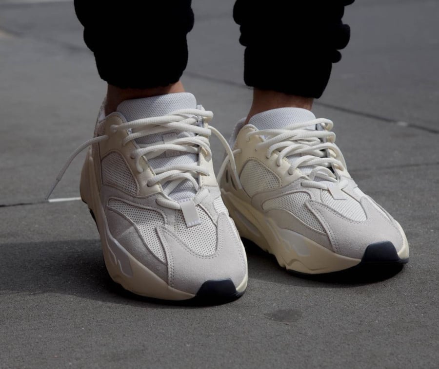 yeezy 700 blanches