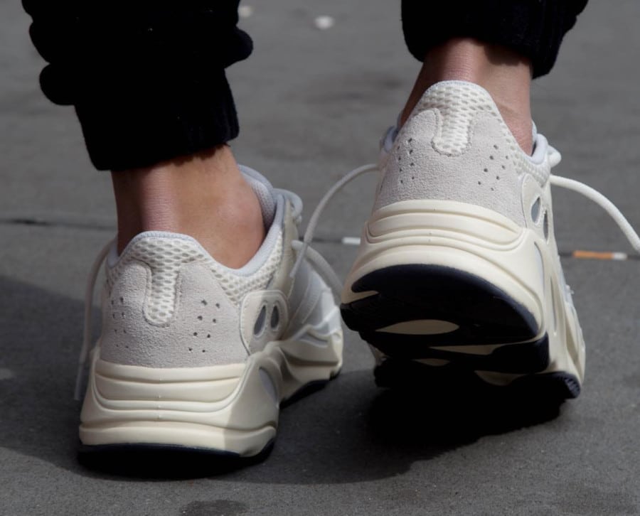 yeezy 700 blanches