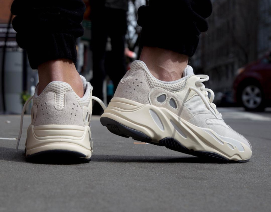 adidas yeezy 700 blanche