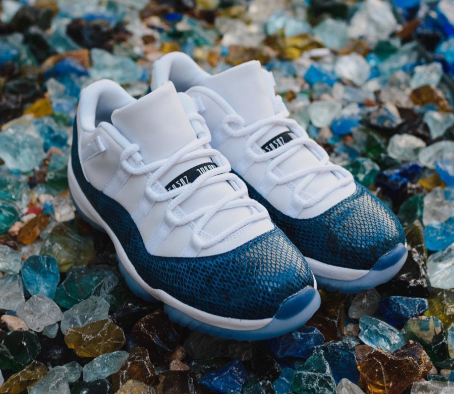 Air Jordan 11 Low avec imprimé serpent bleu marine (5)