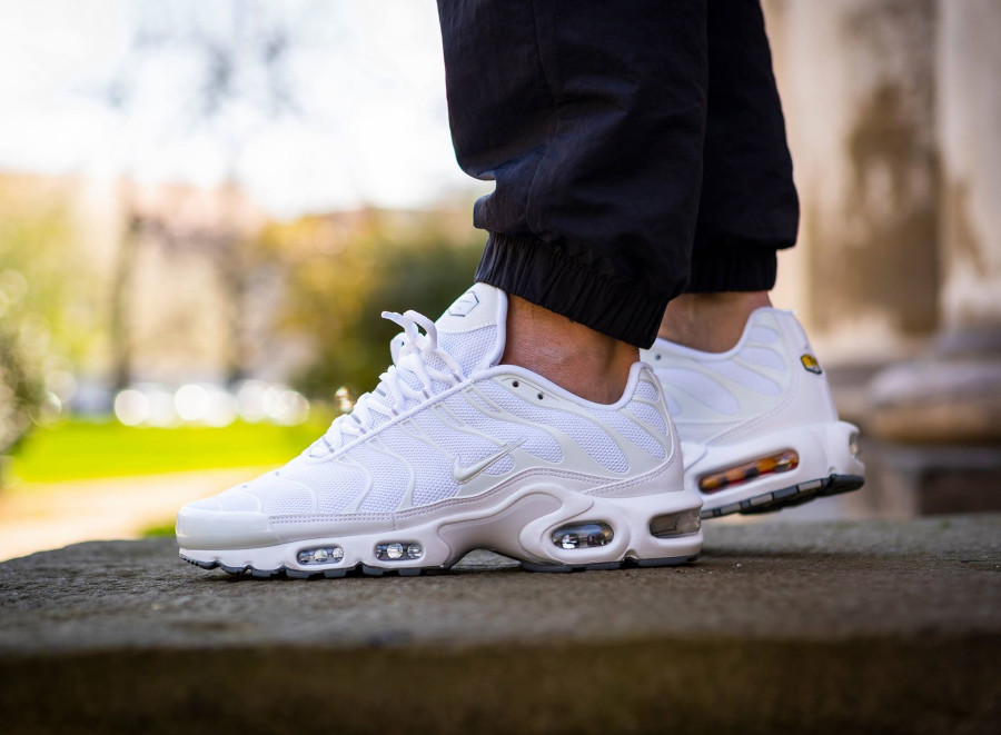 air max plus tn triple white