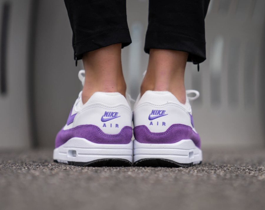 Nike Womens Air Max 1 blanche et violette (avril 2019) (1)