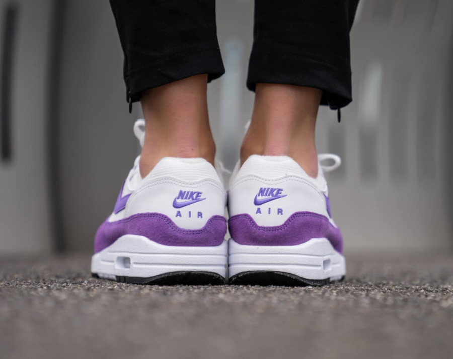 air max one atomic violet