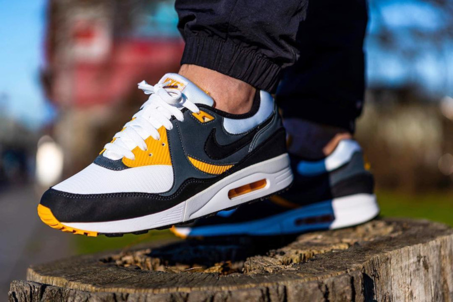 air max light university gold