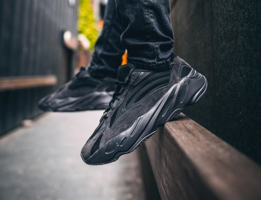 yeezy 700 noire