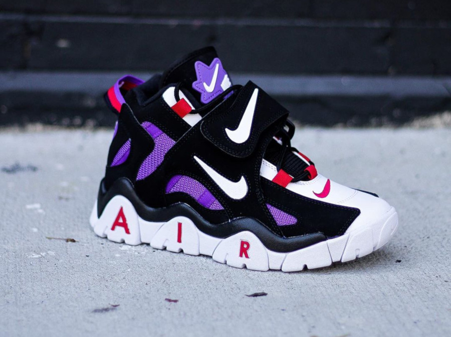 nike air barrage on feet