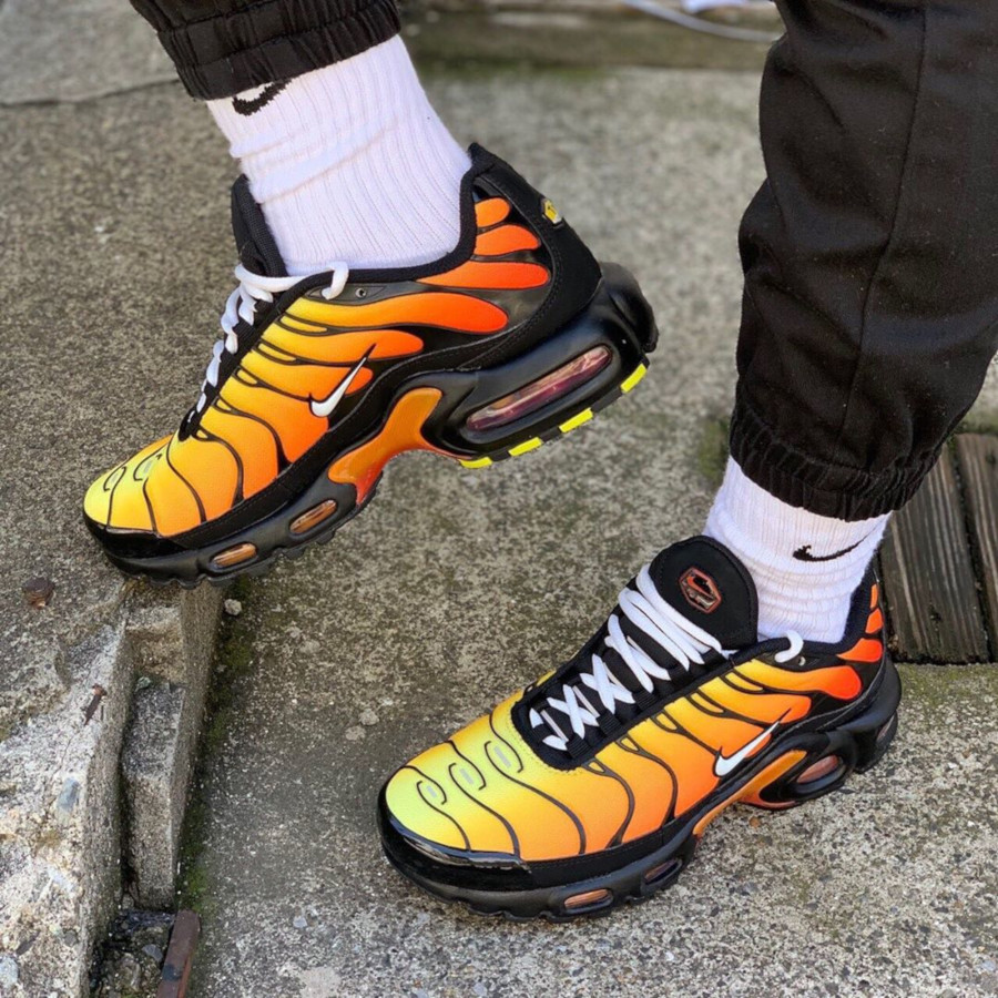 nike air max plus tiger orange