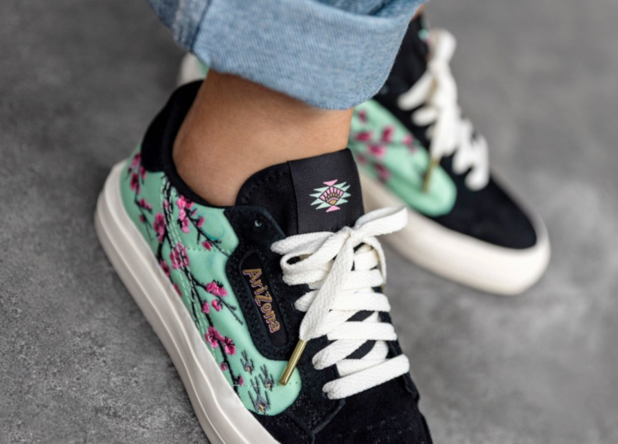 Adidas noir avec fleur sale
