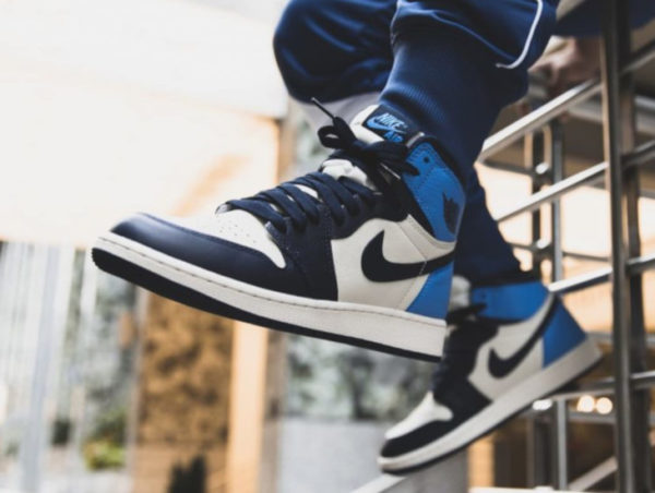 Air Jordan 1 bleu ciel blanc cassé et bleu marine (9)