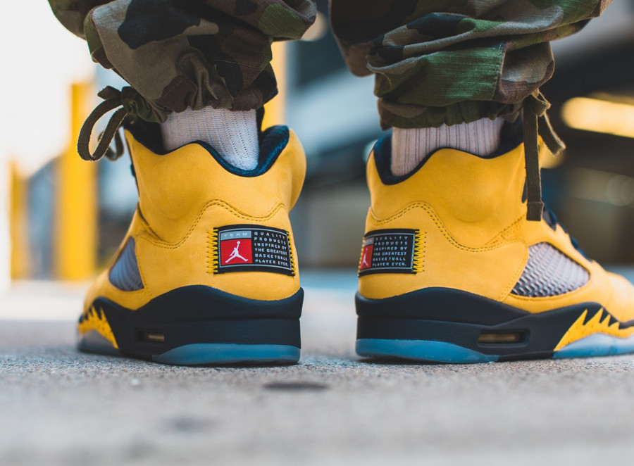Air Jordan 5 bleue et en suède jaune on feet (2)