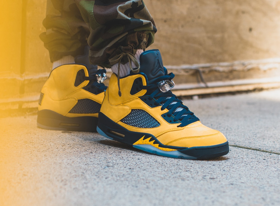 Air Jordan 5 bleue et en suède jaune on feet (3)