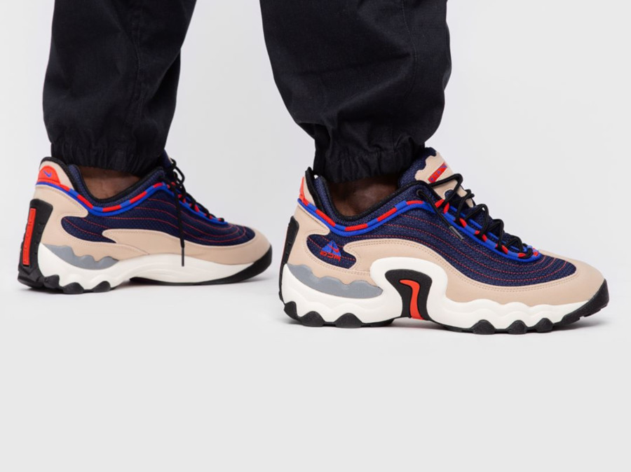 nike acg air skarn on feet