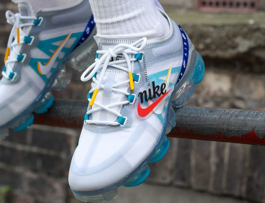 nike air vapormax 2019 white university gold wolf grey