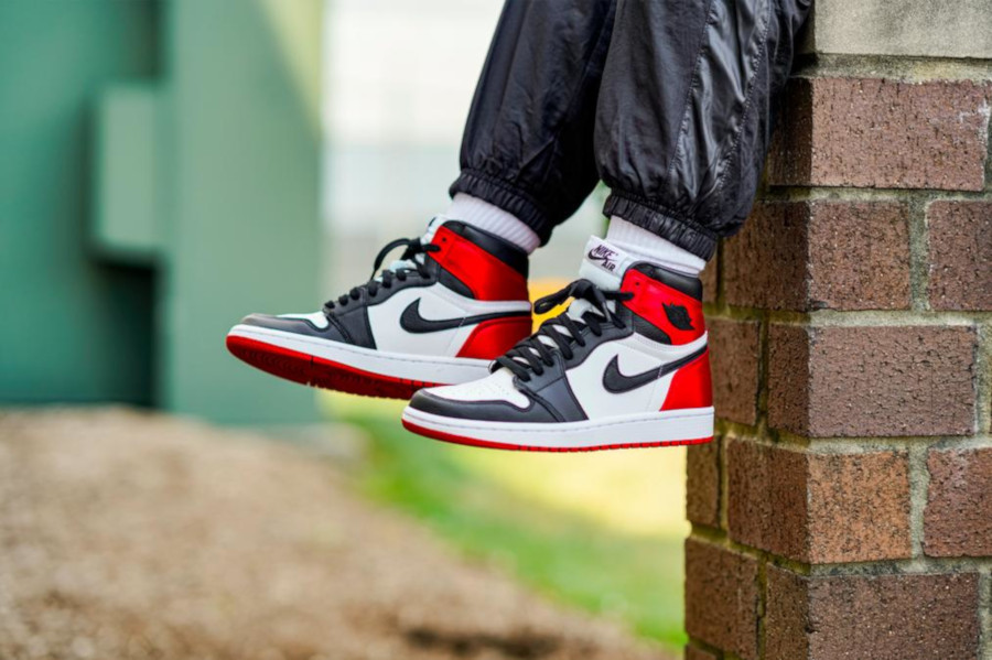 nike jordan 1 retro high satin black toe