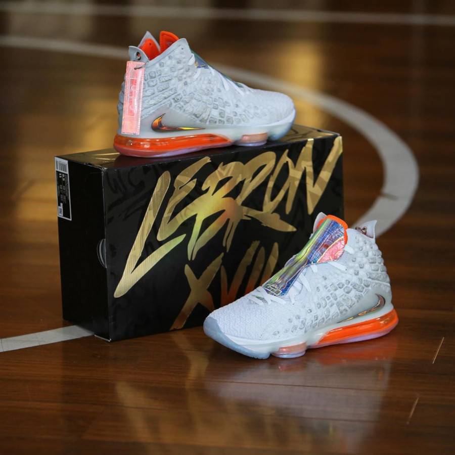 Nike Lebron 17 blanche orange iridescent (1)