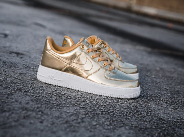 Nike Wmns Air Force 1 SP Metallic Gold CQ6566-700