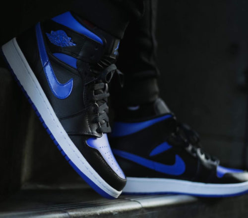 aj 1 mid black hyper royal