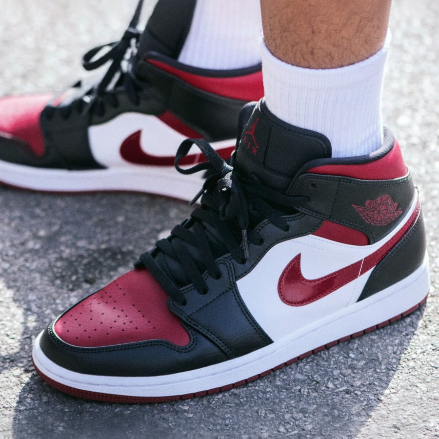 Джорданы 1 черные. Nike Air Jordan 1 Mid se Red. Nike Air Jordan 1 Mid. Nike Air Jordan 1 Mid Black Red. Nike Air Jordan 1 Mid Black Toe.