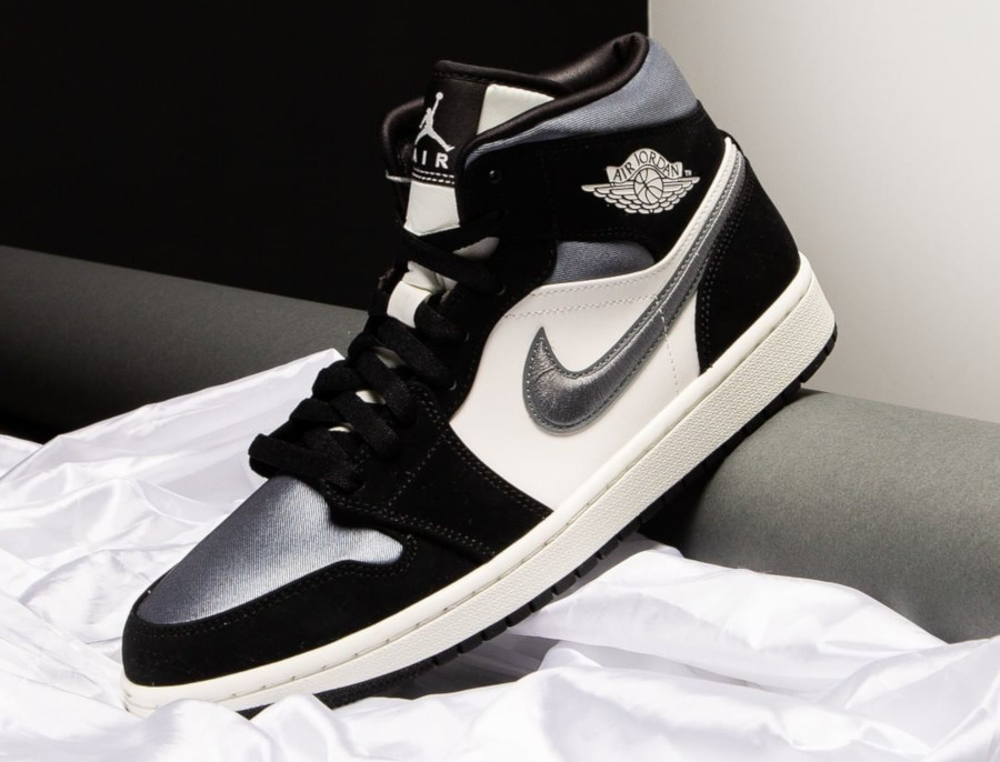 Air Jordan 1 Mid SE Black Smoke Grey Sail (1)