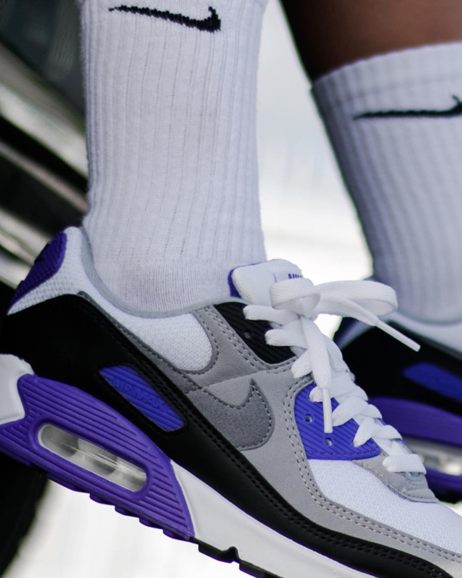Nike Wmns Air Max 90 Hyper Grape on feet CD0490-103 (1)