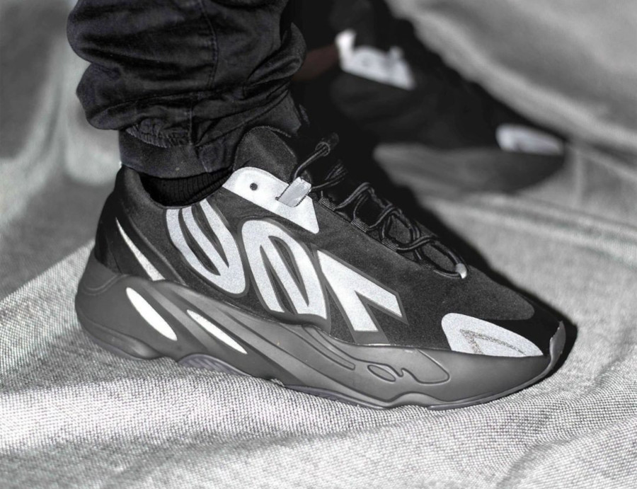 yeezy mnvn 700 triple black